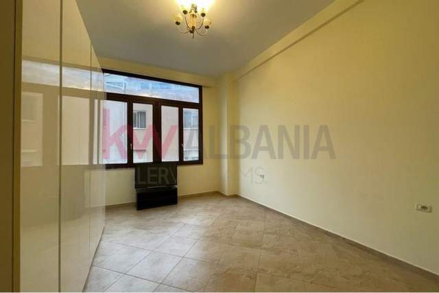 Tirane, jepet me qera zyre Kati 1, 80 m² 500 Euro (Komuna e parisit)