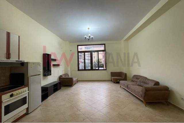 Tirane, jepet me qera zyre Kati 1, 80 m² 500 Euro (Komuna e parisit)