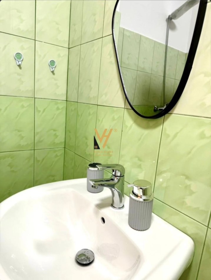 Tirane, jepet me qera garsonier 1+1+Ballkon Kati 4, 45 m² 500 € (KRISTAL CENTER)