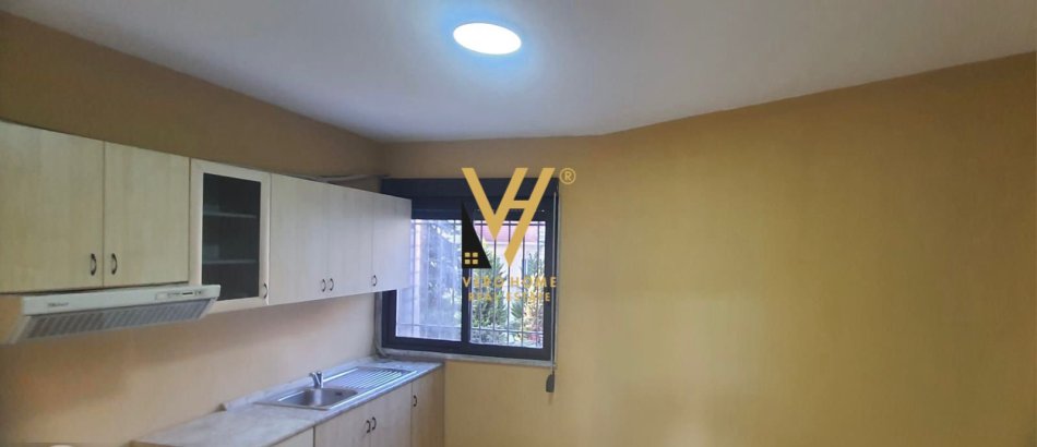 Tirane, jepet me qera zyre Kati 3, 160 m² 1.600 € (QENDER)