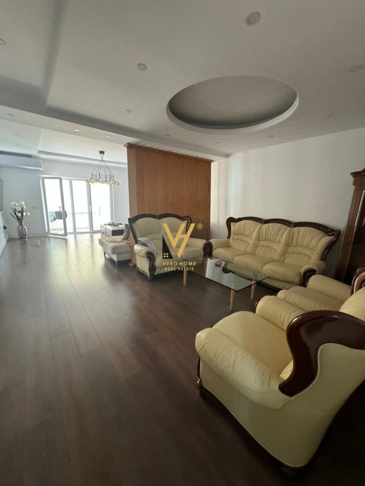 Tirane, shitet apartament 3+1+Ballkon Kati 5, 170 m² 300.000 € (KRISTAL CENTER)