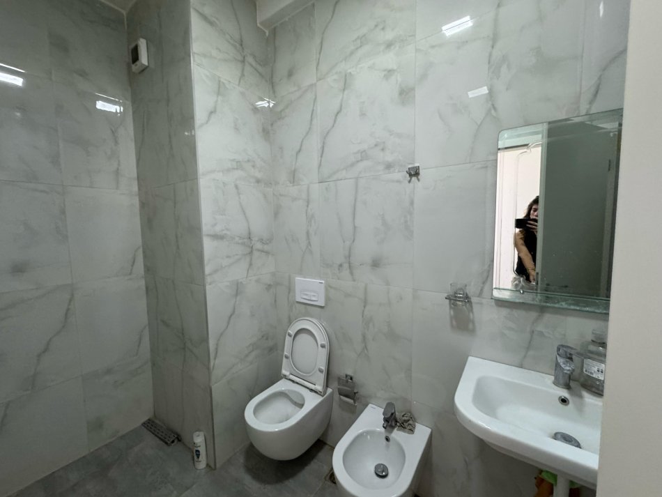 Tirane, jepet me qera apartament 2+1 Kati 4, 90 m² 700 € (21 dhjetori)