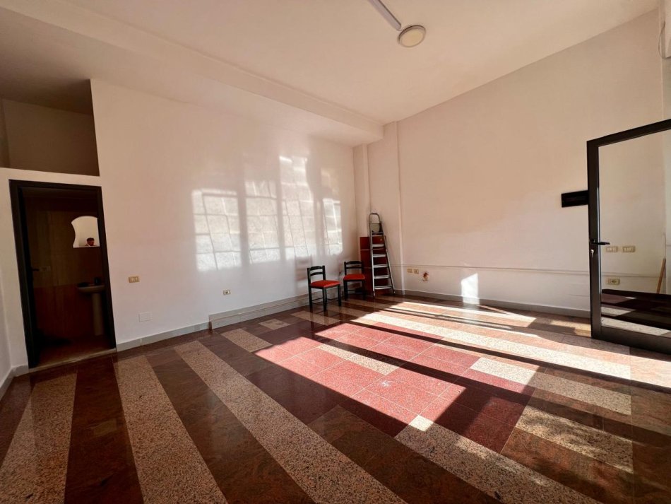 Tirane, jepet me qera ambjent biznesi Kati 0, 40 m² 300 € (Riza Cerova)