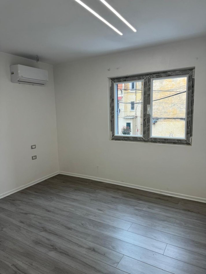 Tirane, jepet me qera zyre Kati 1, 54 m² 500 € (xhamlliku)