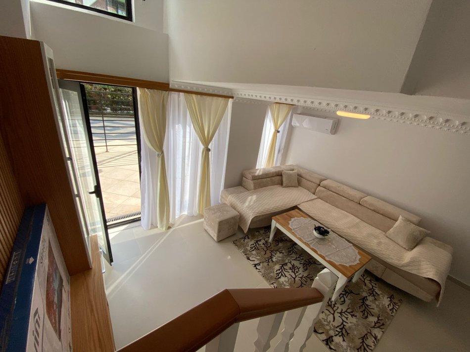 Tirane, jepet me qera apartament duplex 2+1+Aneks+Ballkon Kati 1, 140 m² 800 € (Kodra e Diellit 2)