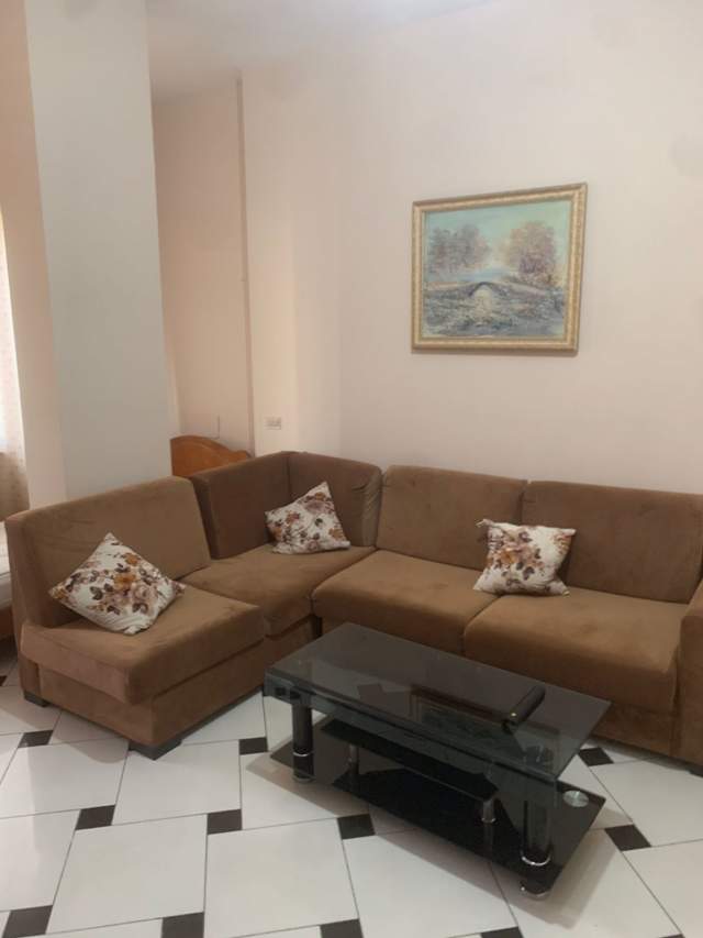 Tirane, jepet me qera apartament 1+1 Kati 3, 70 m² 38.000 Leke (perballe gjimnazit Besnik Sykja)