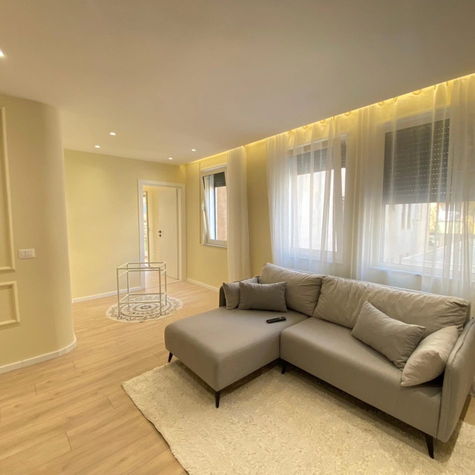 Tirane, shitet apartament 1+1+Aneks+Ballkon Kati 2, 56 m² 119.500 € (komuna e parisit, queen hotel)