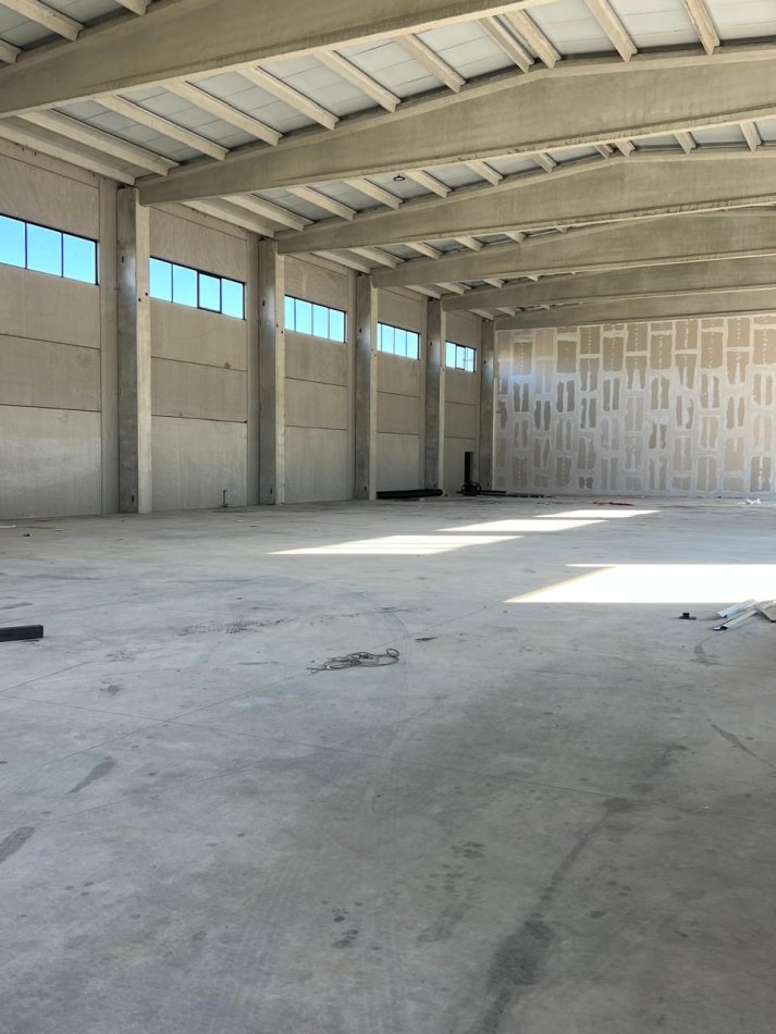 Tirane, jepet me qera magazine Kati 0, 1.500 m² 7.500 € (Aeroport - Rinas)