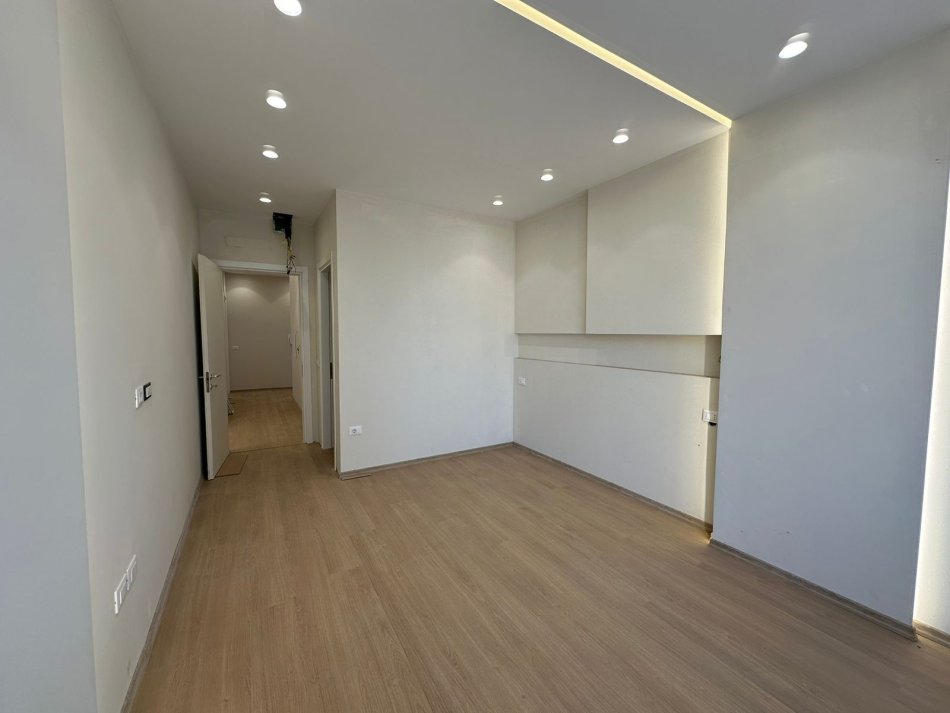 Tirane, jepet me qera ambjent biznesi , 108 m² 1.000 € (Komuna e Parisit)