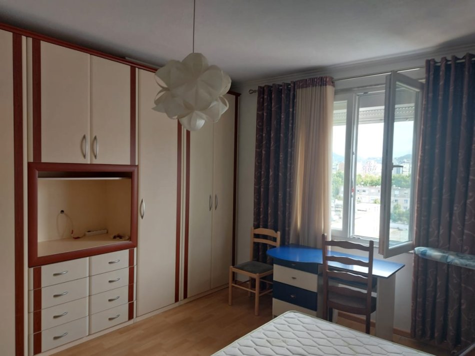 Tirane, jepet me qera apartament 3+1 Kati 6, 156 m² 1.200 € (Myslym Shyri)