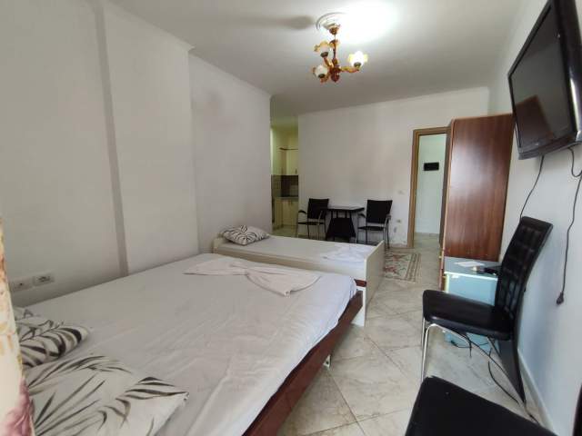 Tirane, jepet me qera apartament 1+1 Kati 3, 40 m² 350 Euro (Rruga barrikadave)