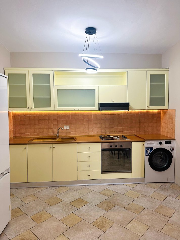 Tirane, jepet me qera apartament 1+1+Ballkon Kati 15, 60 m² 550 € (kostandin kristoforidhi)