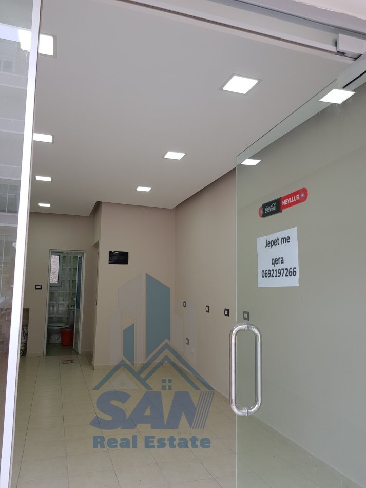Lushnje, shes dyqan Kati 0, 34 m² 49.000 € (Sheshi Shqiponja prane Muzeut dhe Shtepise se Kongresit)