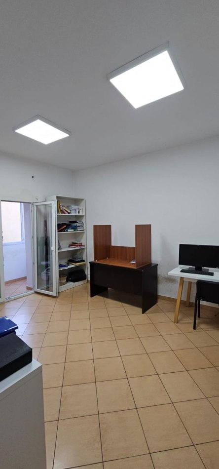 Tirane, jepet me qera zyre Kati 1, 100 m² 1.000 € (Sheshi Willson)