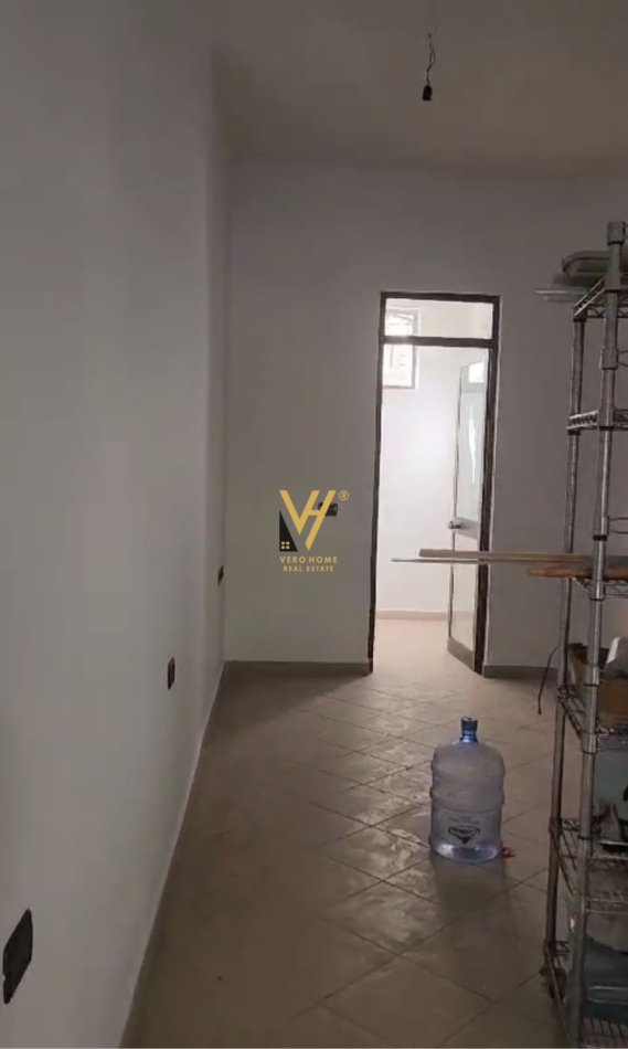 Tirane, jepet me qera ambjent biznesi Kati 0, 85 m² 1.000 € (STACIONI I TRENIT)