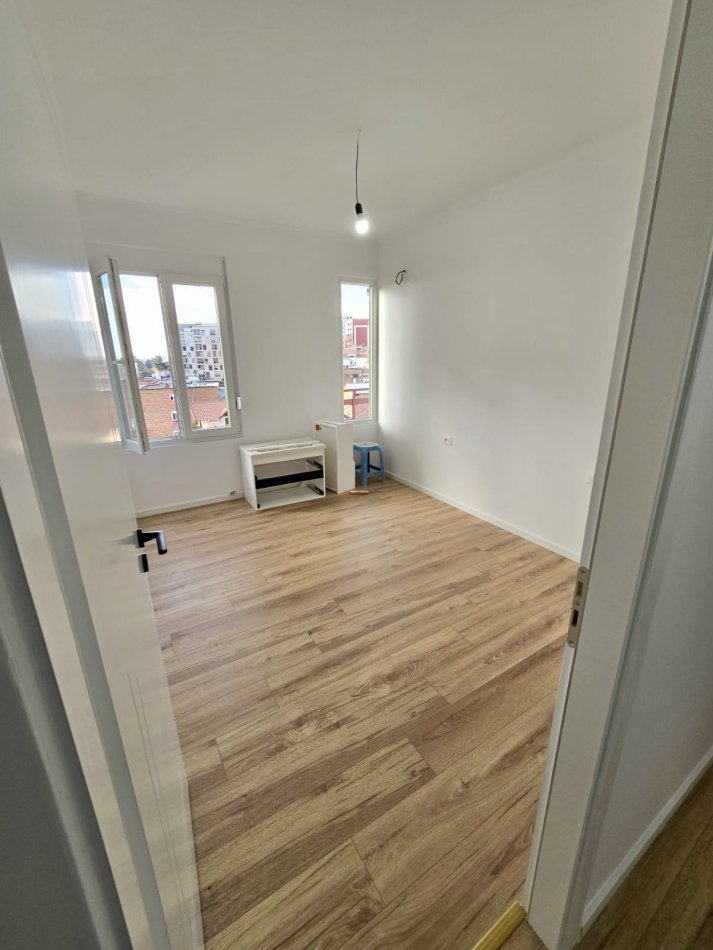 Shitet Apartament 2+1 ne Xhamllik