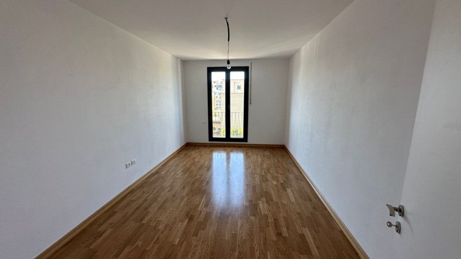 Tirane, jepet me qera ambjent biznesi Kati 3, 108 m² 800 € (Kompleksi Zirkon)