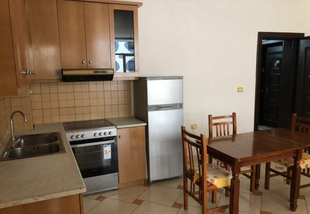 Vlore, jepet me qera apartament 80 m² 20.000 Leke