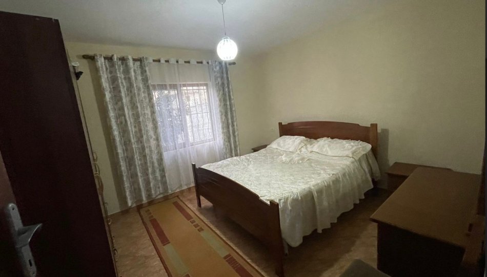 Tirane, jepet me qera Vile 1+1 , 45.000 € (Prane Restorant Gjeli)