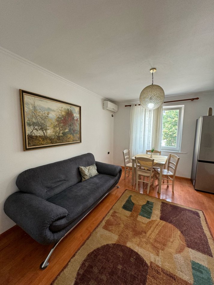 Tirane, jepet me qera apartament 1+1+Ballkon Kati 2, 65 m² 450 € (Myslym shyr , prane shkolles pjeter budi)