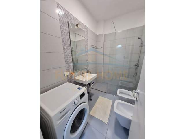 Tirane, jap me qera apartament Kati 8, 118 m² 800 Euro (Rruga e Kavajes)