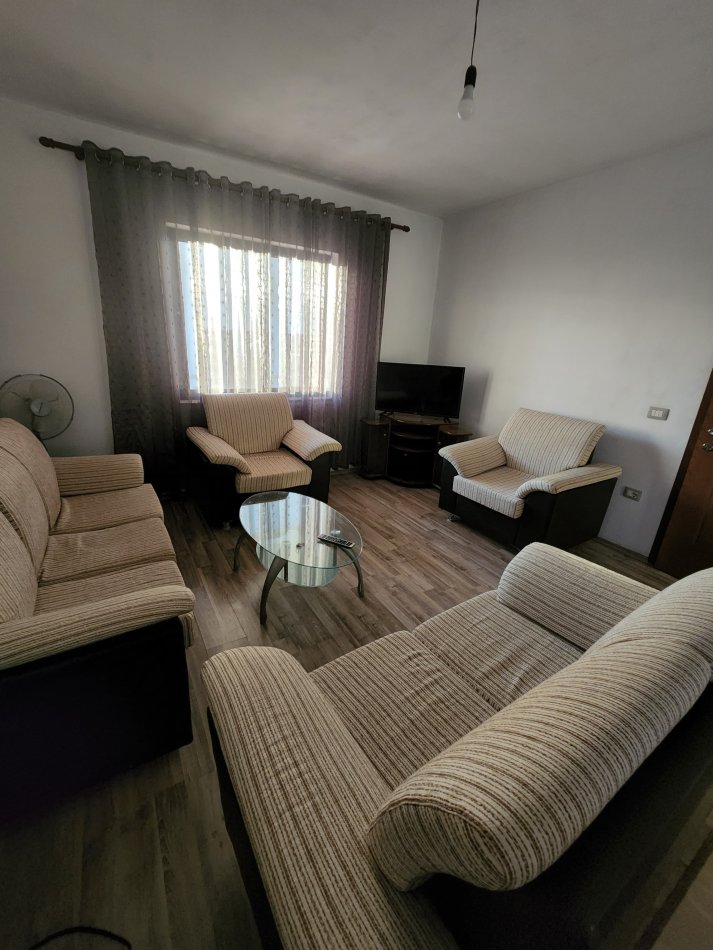 Shtepi me qera, 115m2, 2+1, +3 veranda. Te vilat Amerikane.