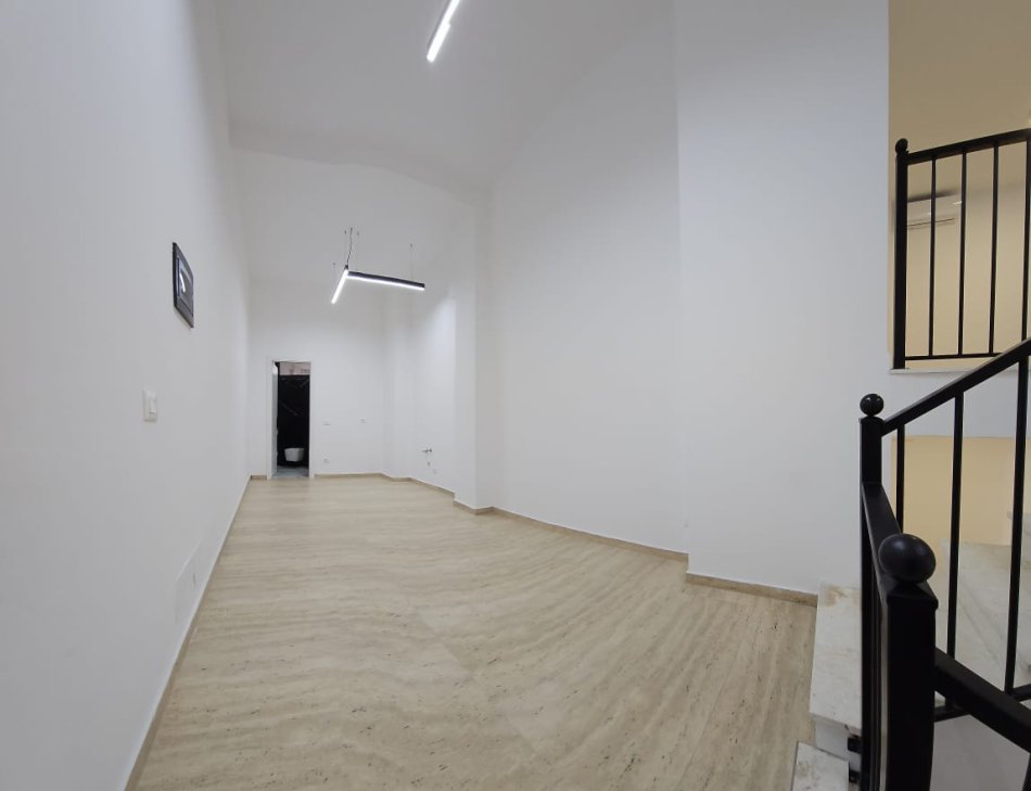 Tirane, jepet me qera ambjent biznesi Kati 0, 90 m² 1.000 € (Tefta Tashko Koco)