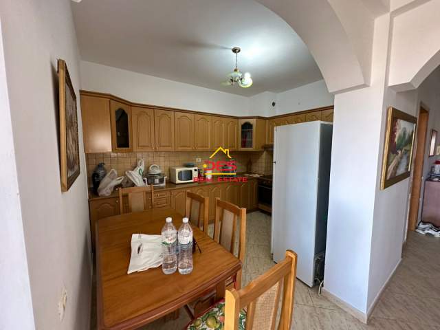 Vlore, jepet me qera apartament Kati 8, 120 m² 400 Euro (Sheshi Pavarësia,Vlore)