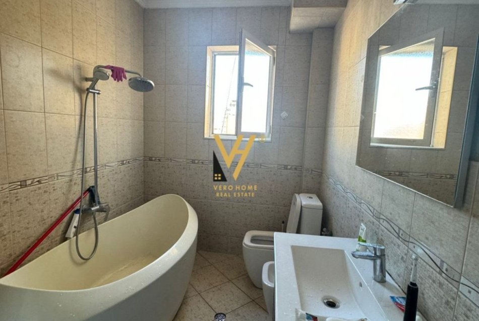 Tirane, shitet apartament 3+1+Ballkon Kati 5, 170 m² 300.000 € (KRISTAL CENTER)