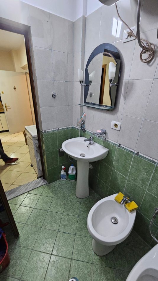 Tirane, jepet me qera apartament 2+1 Kati 4, 67 m² 550 € (Medrese)