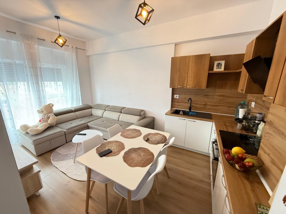 Tirane, jepet me qera apartament 1+1 Kati 4, 65 m² 400 € (ali demi)