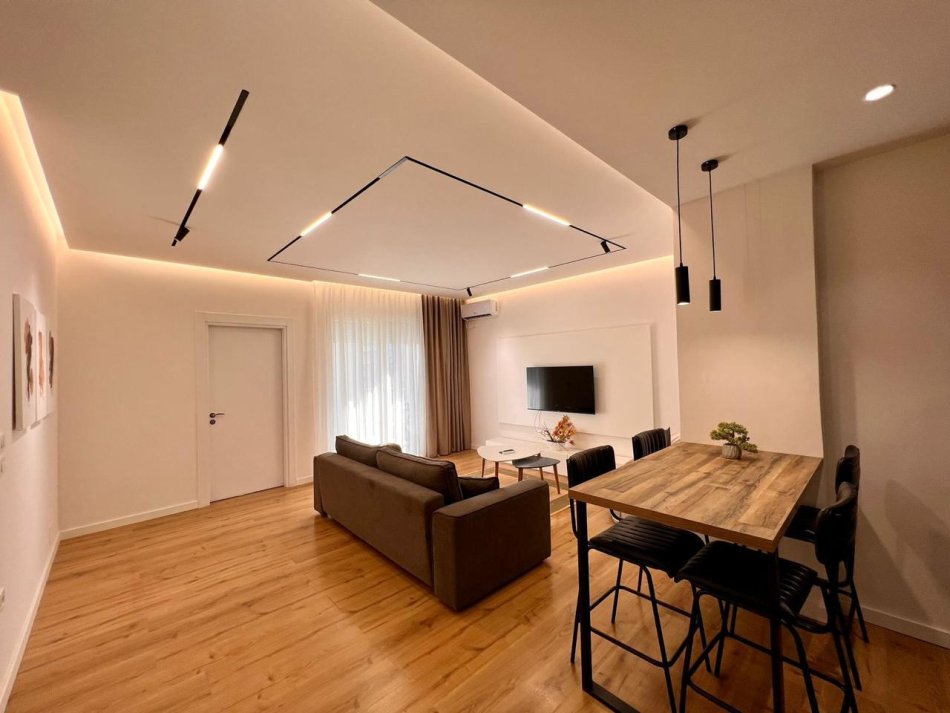 Tirane, jepet me qera apartament 1+1+Ballkon Kati 2, 72 m² 700 € (Komuna e Parisit)