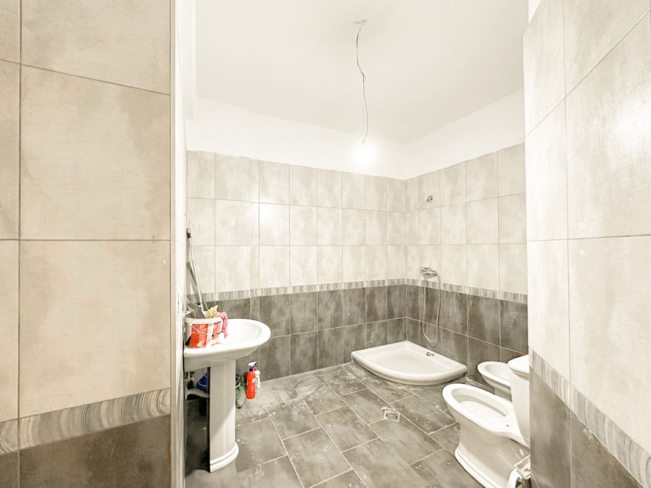 Tirane, jepet me qera apartament 2+1+Ballkon Kati 6, 80 m² 700 € (Qender)