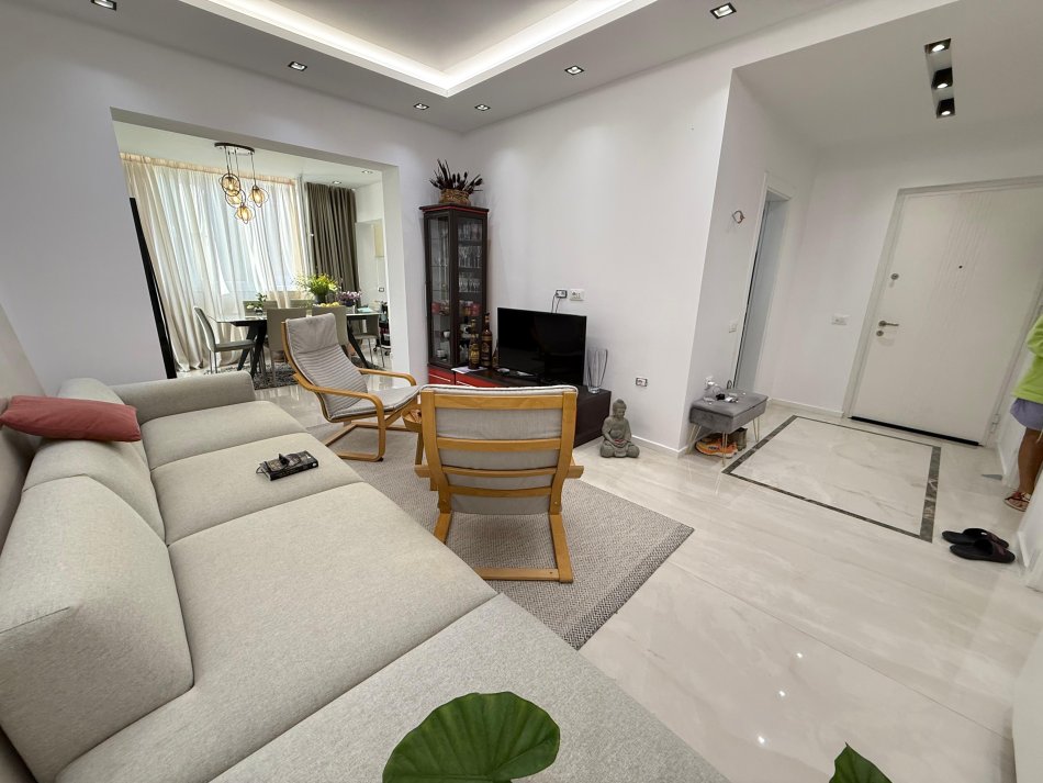 Tirane, jepet me qera apartament 2+1 Kati 3, 90 m² 1.000 € (qender tirane)