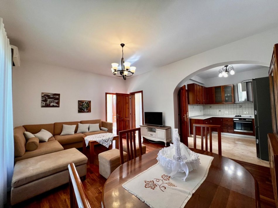 Tirane, jepet me qera Vile 3 Katshe Kati 1, 140 m² 700 € (Sauk i Ri)