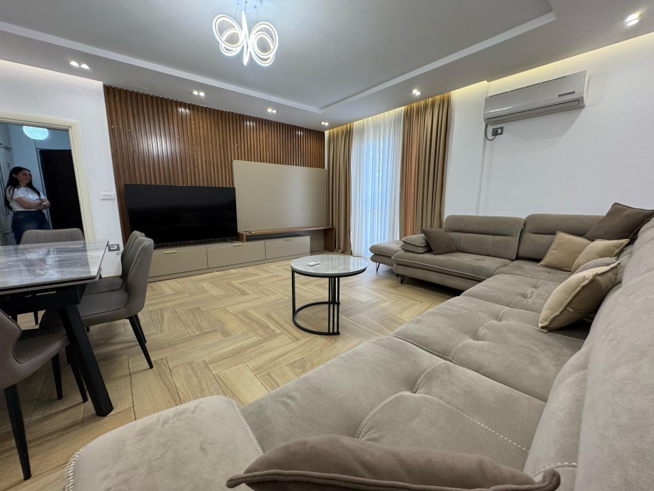 Tirane, jepet me qera apartament 2+1 , 110 m² 1.000 € (21 dhjetori)