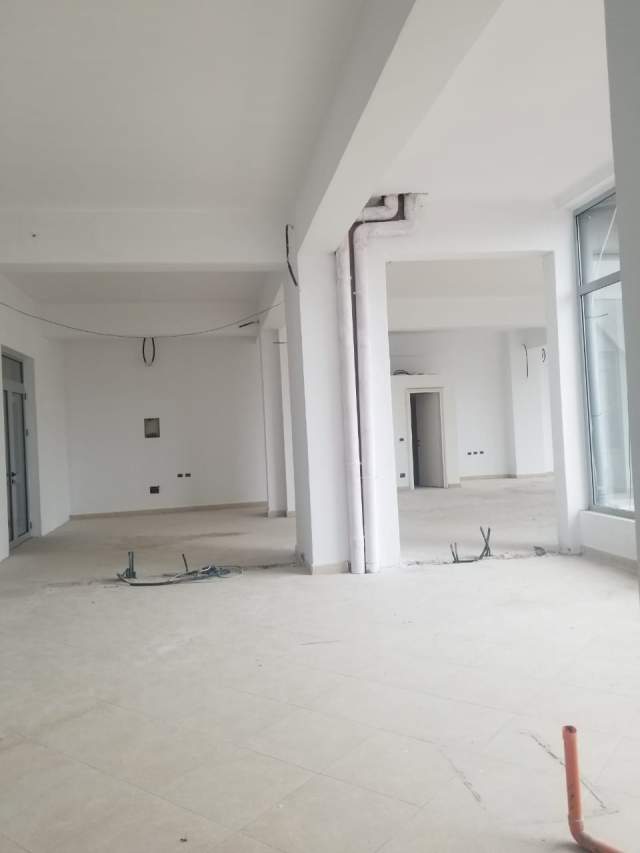 Elbasan, shitet ambjent biznesi 300 m² 160.000 Euro