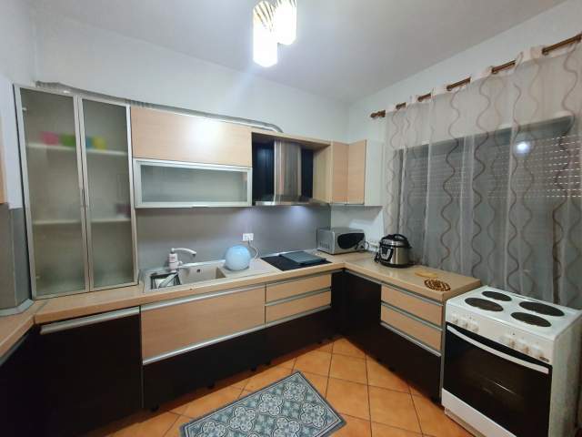 Tirane, jepet me qera apartament 126 m² 600 Euro