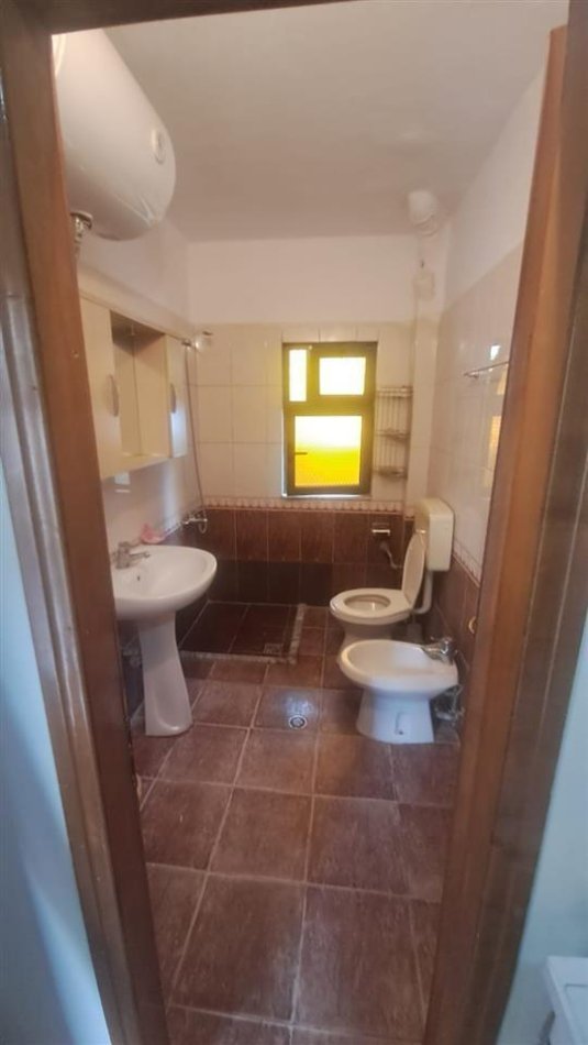 Tirane, jepet me qera apartament 2+1 Kati 1, 80 m² 500 € (rruga hysen gjura)