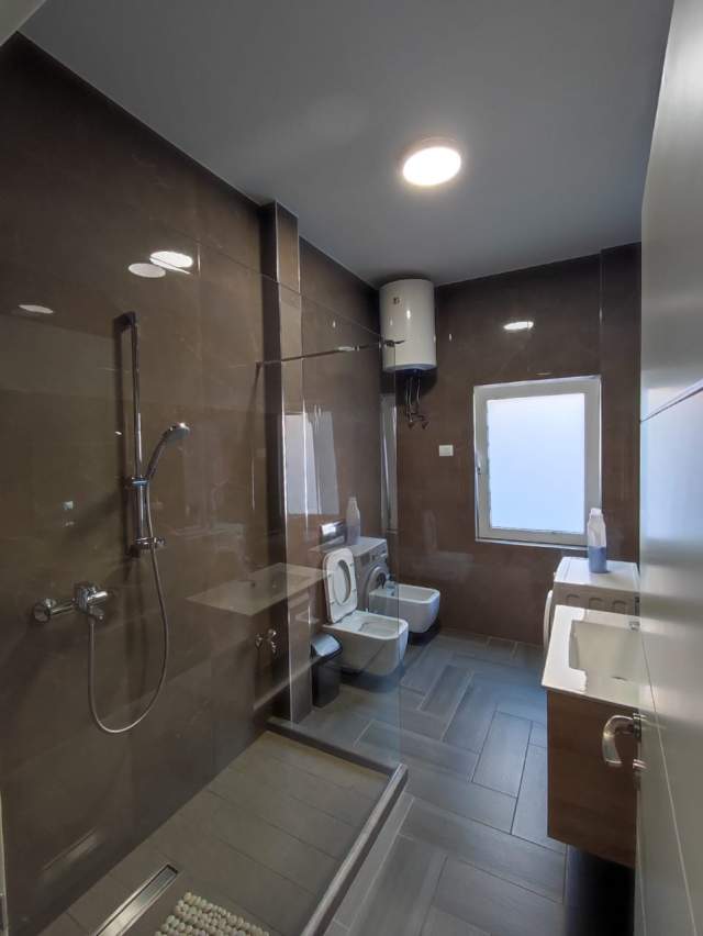Tirane, jepet me qera apartament 4+1+BLK Kati 4, 200 m² 1.200 Euro (Komuna e Parisit)