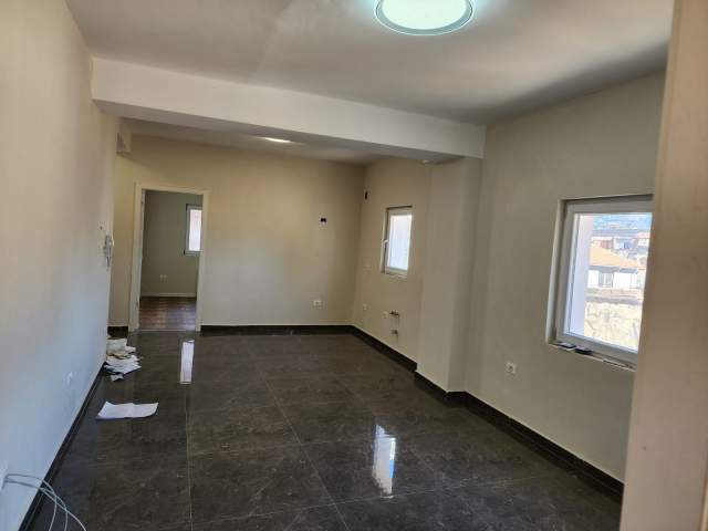 Tirane, jepet me qera zyre Kati 3, 95 m² 950 Euro (Rruga Cameria)