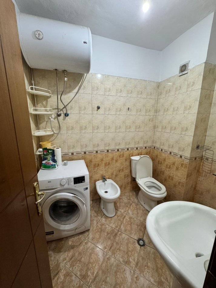 Tirane, jepet me qera apartament 2+1+Ballkon Kati 4, 165.000 € 