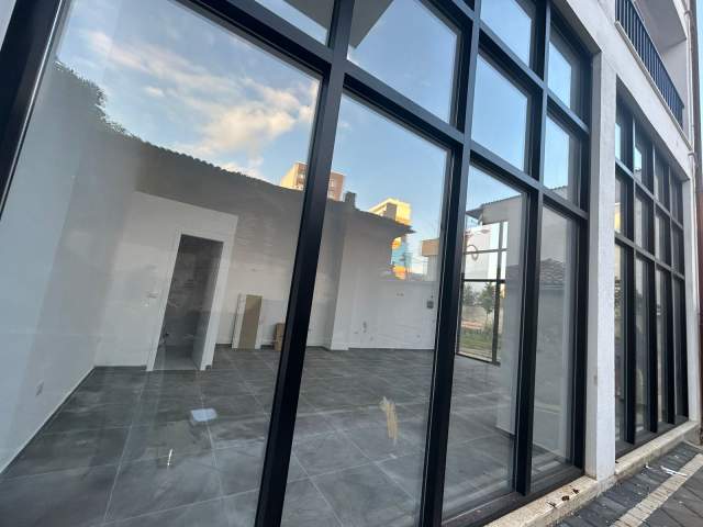 Tirane, jepet me qera ambjent biznesi Kati 0, 210 m² 10 Euro/m2 prane Viles Gold