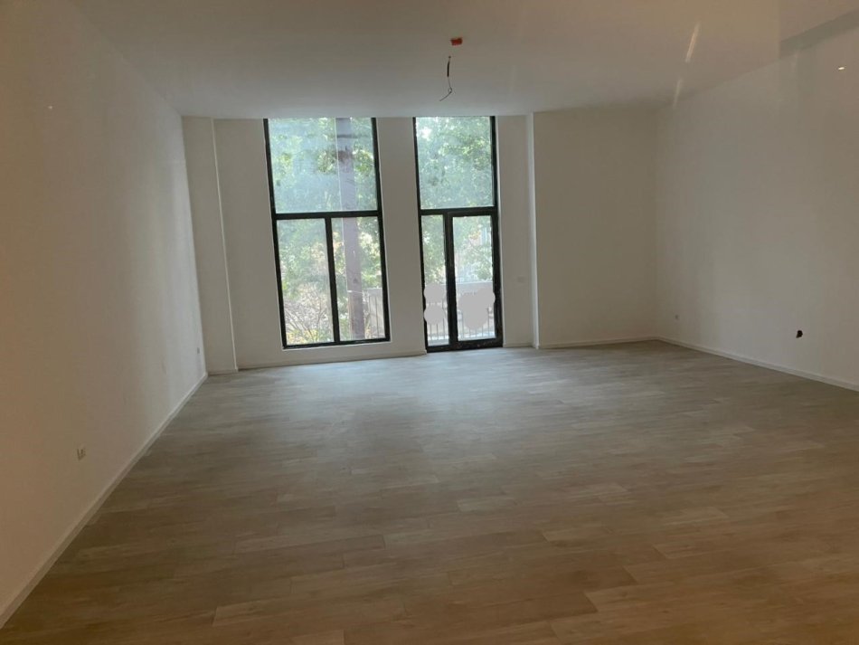 Tirane, jepet me qera ambjent biznesi Kati 1, 124 m² 2.500 € (rruga e kavajes , 21 dhjetori)