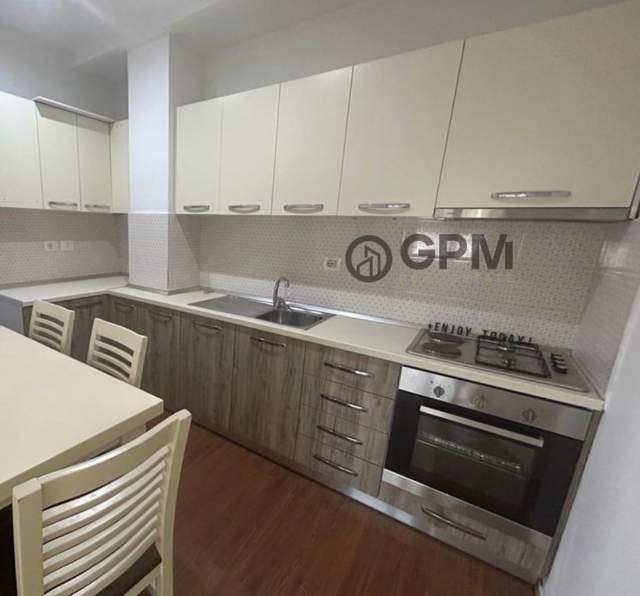Tirane, jepet me qera ambjent biznesi Kati 7, 130 m² 700 Euro (Ring Center)