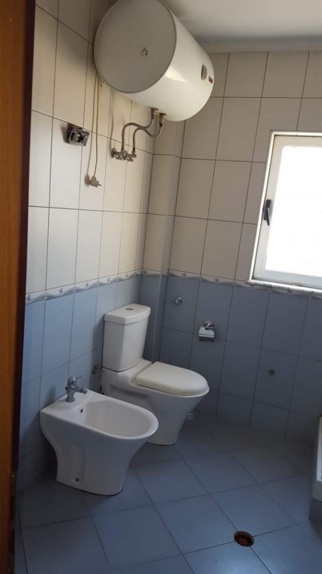 Tirane, jepet me qera apartament 1+1+BLK Kati 5, 60 m² 35.000 Leke (Rruga Osman Myderizi)