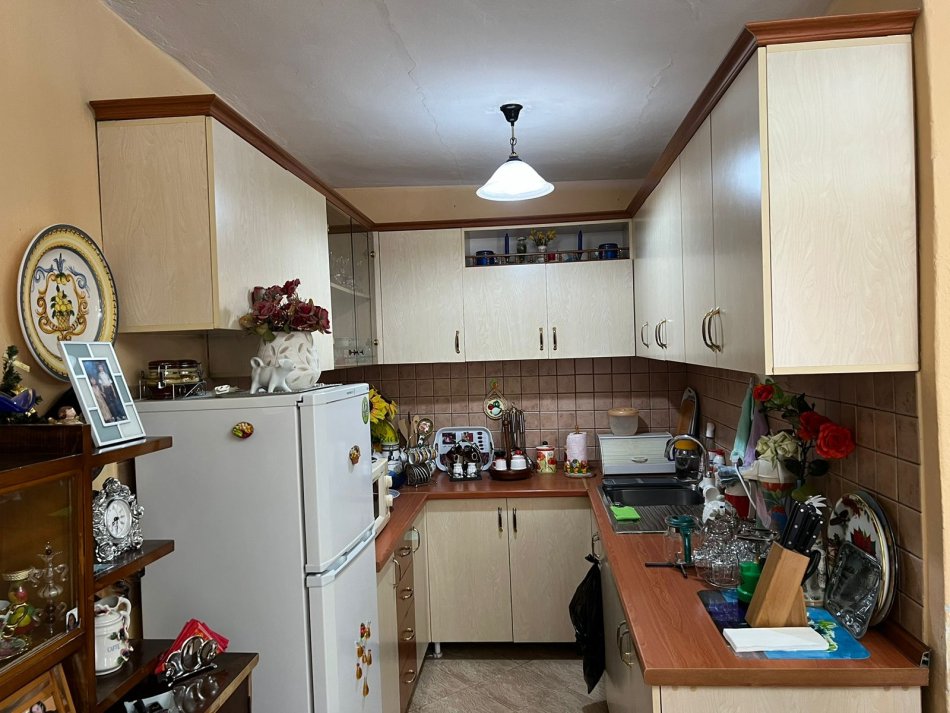 Tirane, jepet me qera apartament 1+1+Ballkon, Kati 4, 84 m² 500 € (Rruga e Kosovareve)