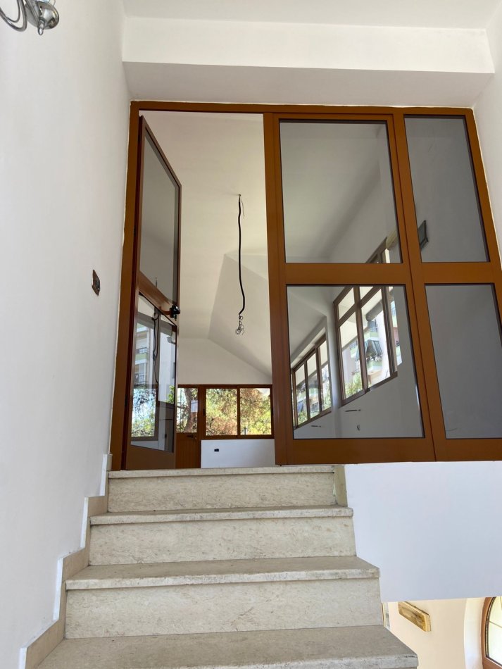 Tirane, jepet me qera Vile 4+1 Kati 1, 270 m² 2.500 € (don bosko)