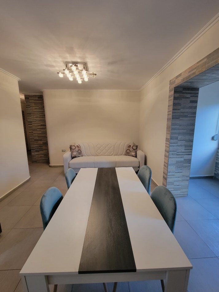Tirane, jepet me qera apartament 1+1 Kati 3, 60 m² 550 € (Brryl)