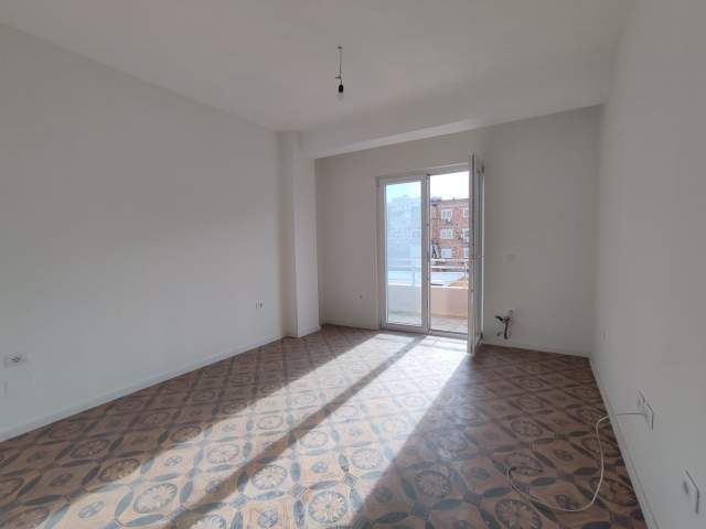 Tirane, jepet me qera apartament 2+1 Kati 4, 85 m² 500 Euro (qender)